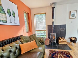 Smart TV, DVD player, books, video library - Romantic Highland hideaway - Baltinna East Lodge (Newtonmore)