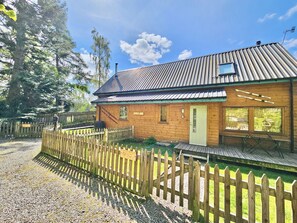 Exterior - Romantic Rolltop bath & cosy woodburning-stove - Baltinna West Lodge, Newtonmore. (Newtonmore)