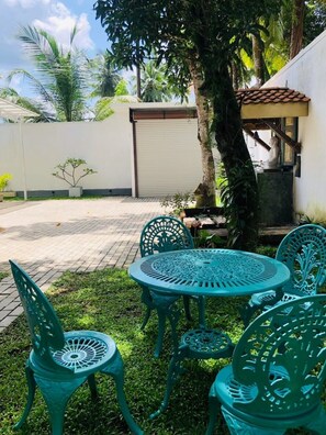 Outdoor dining - Villa Mandala Tranquil - Studio room (Manathunga Mawatha)