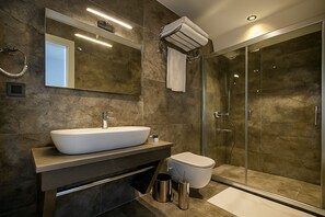 Familieværelse | Badeværelse | Bruser, brusehoved med spredningseffekt, designertoiletartikler