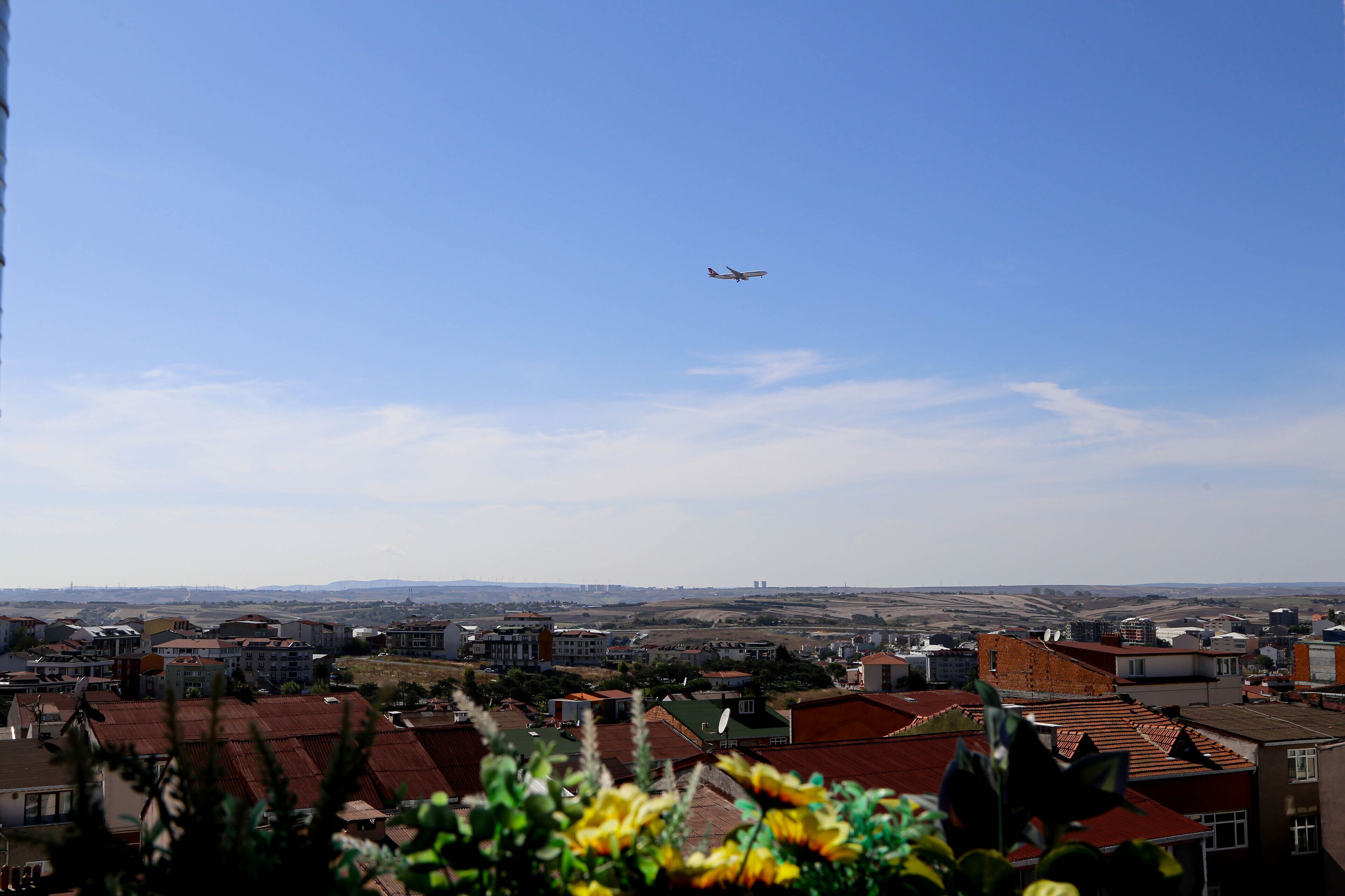 Blick auf eine Stadt mit Gebäuden und blauem Himmel.