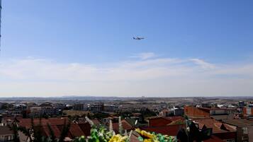 Blick auf eine Stadt mit Gebäuden und blauem Himmel.