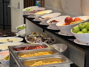 อาหารเช้าแบบท้องถิ่นทุกวัน (TRY 350 ต่อคน)