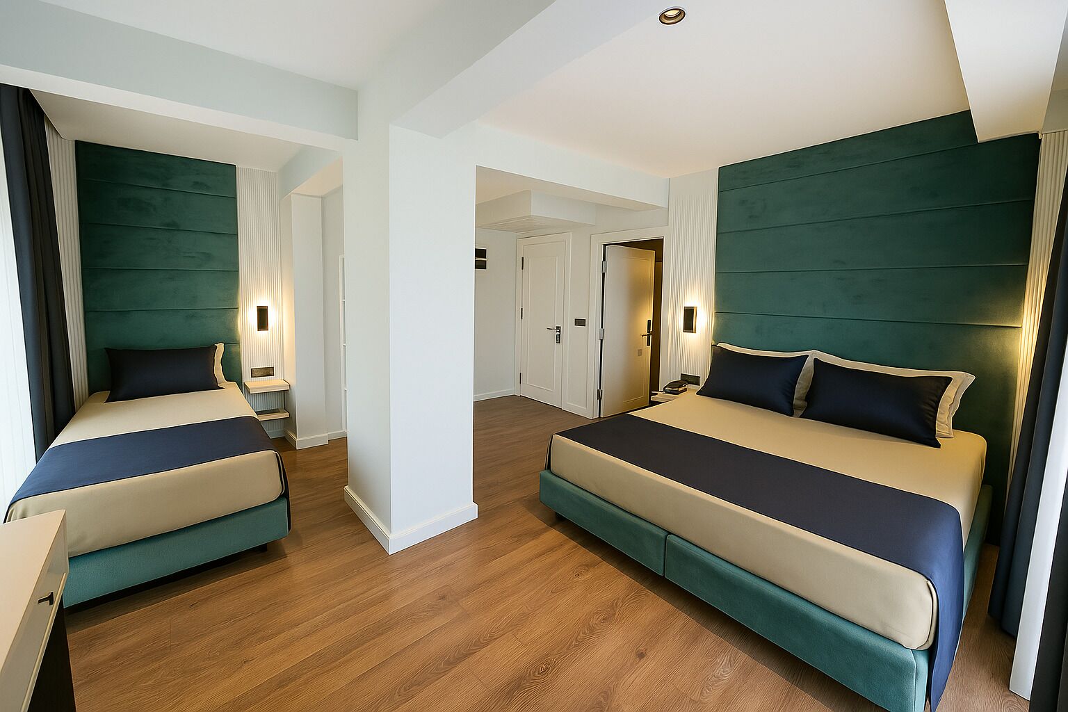 Habitación de hotel con dos camas, piso de madera y una pared de acento verde.