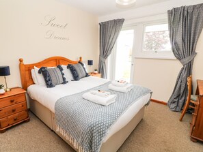 2 quartos, individualmente decorados, individualmente mobiliados