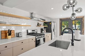 Fridge, microwave, oven, stovetop - Hunter Bungalow - Luxury Cabin, Kid-Friendly (Lanesville)