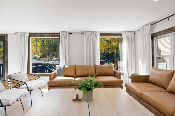 TV, stereo - Hunter Bungalow - Luxury Cabin, Kid-Friendly (Lanesville)