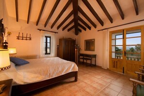 5 slaapkamers, een strijkplank/strijkijzer, reisbedje, wifi