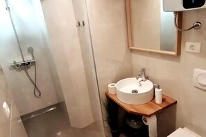 Een douche, handdoeken