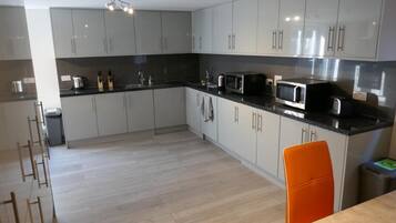 House, Multiple Beds | Private kitchen | Fridge, microwave, oven, stovetop