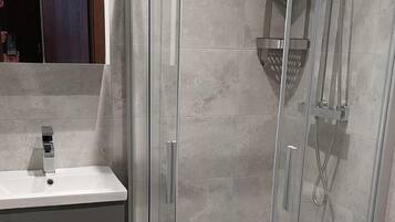 House, Multiple Beds | Bathroom | Combined shower/bathtub, deep-soaking bathtub, towels