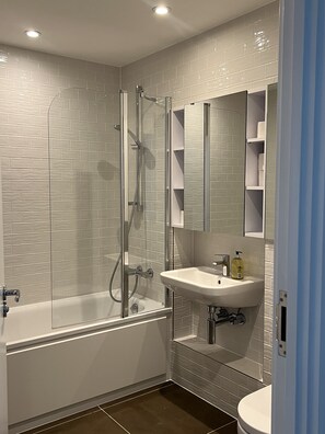 Combined shower/bathtub - New stylish 1bed with lovely views nxt 2 Elizabeth (London)