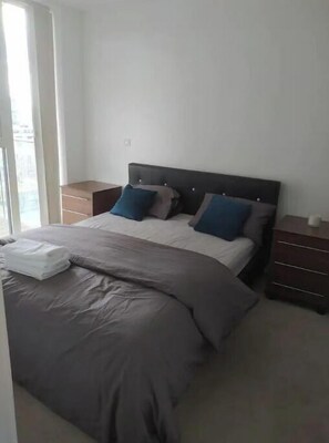 2 bedrooms, travel cot, free WiFi, bed sheets - New stylish 1bed with lovely views nxt 2 Elizabeth (London)