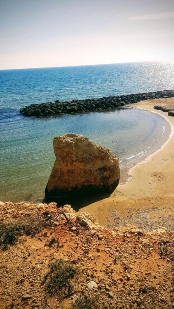 Una spiaggia nelle vicinanze