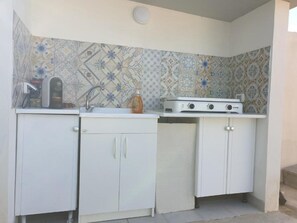 ثلاجة، فرن، موقد طهي مسطح، غلّاية كهربائية