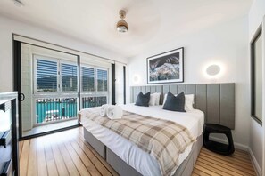 2 bedrooms, desk, iron/ironing board, WiFi - Marina Living with views and more! (Airlie Beach)