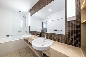 Baignoire, serviettes fournies