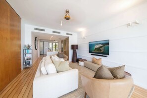 TV, stereo, offices - Marina Living with views and more! (Airlie Beach)