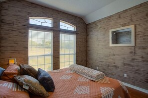 5 bedrooms, iron/ironing board, Internet, bed sheets