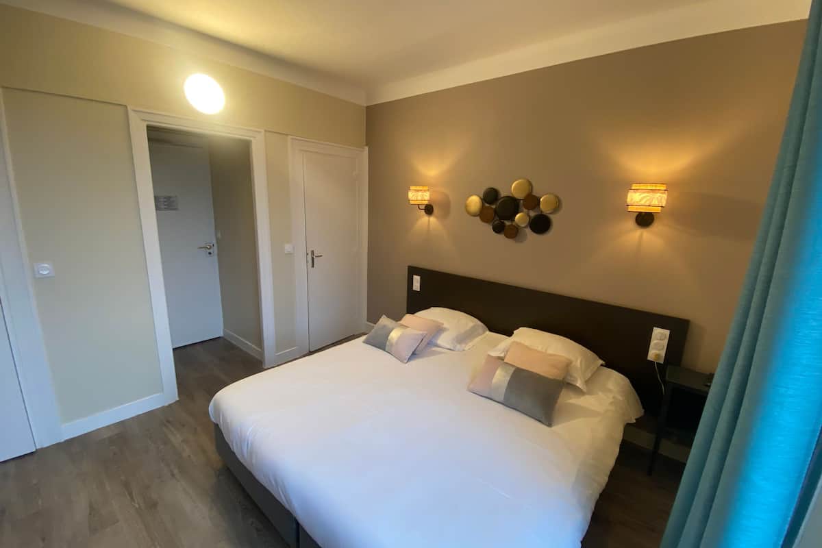Comfort Room | Meja