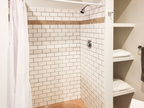 Dusche, Haartrockner, Handtücher, Seife