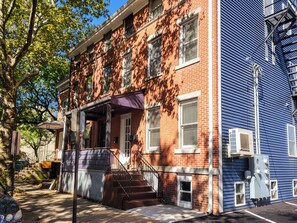 Exterior - Stylish 2-bed 1-bath right by Wooster Square - Parking and laundry room included (New Haven)