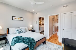 3 bedrooms, free WiFi, bed sheets - Trendy 3br/2.5ba*Roof Deck*Parking*GR8 for FAMILIES (Philadelphia)