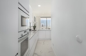 Een koelkast, een microgolfoven, een oven, een vaatwasser