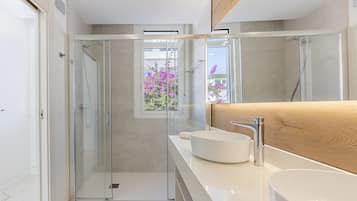 Douche, sèche-cheveux, serviettes fournies
