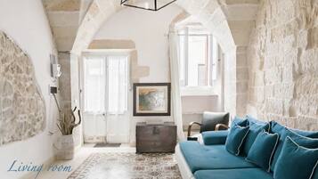 Smart TV, caminetto, libri