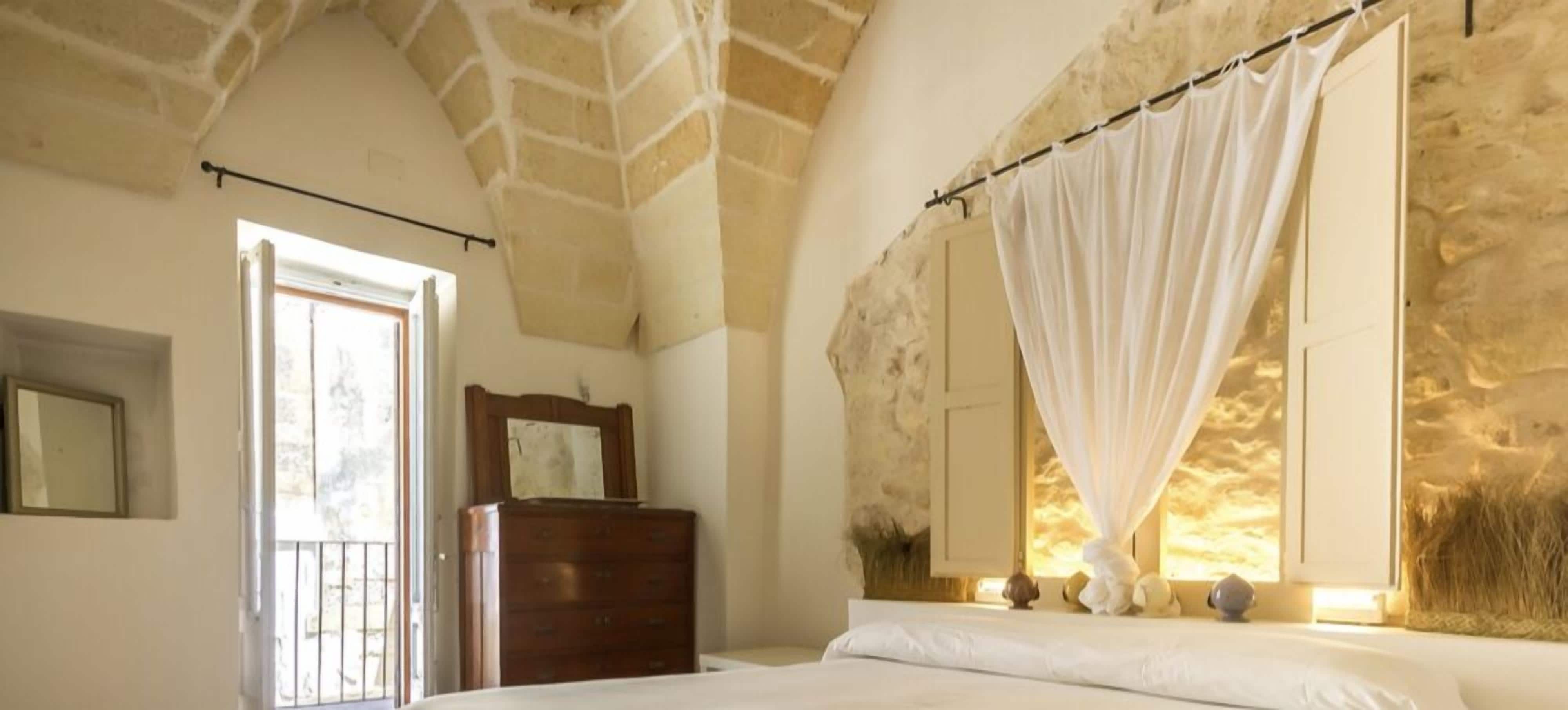 1 camera, una scrivania, ferro/asse da stiro, culla da viaggio