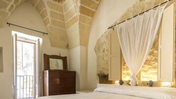 1 camera, una scrivania, ferro/asse da stiro, culla da viaggio