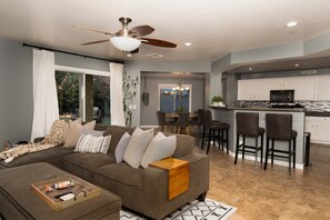 Smart TV, libros, videoteca y estéreo 