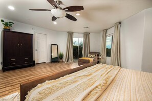 4 habitaciones, escritorio y tabla de planchar con plancha 