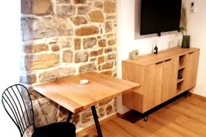 Dining - GG art (Studio no.8) (Piran)