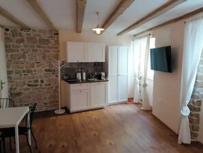 Interior - GG art (App no.2) (Piran)