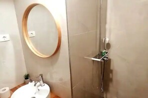 Shower - GG art (Studio no.7) (Piran)