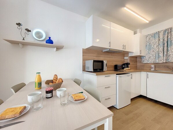 Réfrigérateur, micro-ondes, cafetière/bouilloire, bouilloire électrique