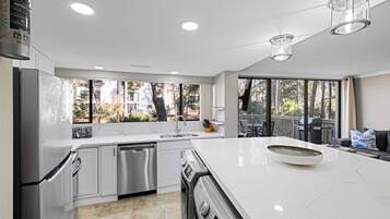 冰箱、微波炉、烤箱、炉灶