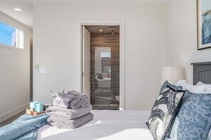 2 habitaciones, escritorio, tabla de planchar con plancha y wifi gratis 