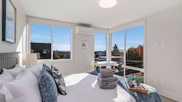 2 bedrooms, desk, iron/ironing board, travel cot