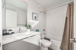 Bathtub, hair dryer, towels - Perch - Dayton Dream: Cozy and Modern Home | Parking and City View (Seattle)