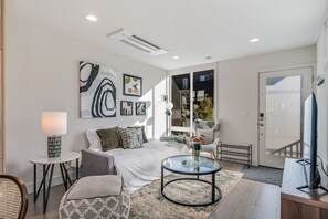 2 Schlafzimmer, Schreibtisch, Bügeleisen/Bügelbrett, Reisekinderbett