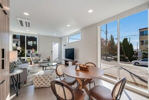 Dining - Perch - Dayton Dream: Cozy and Modern Home | Parking and City View (Seattle)