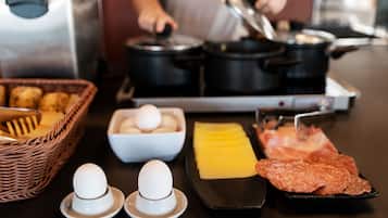 Un buffet de petit-déjeuner avec des œufs, du fromage et de la charcuterie.