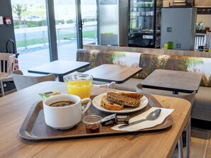 Café da manhã com buffet todos os dias mediante uma taxa