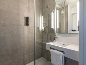 Douche, serviettes fournies, savon, shampooing