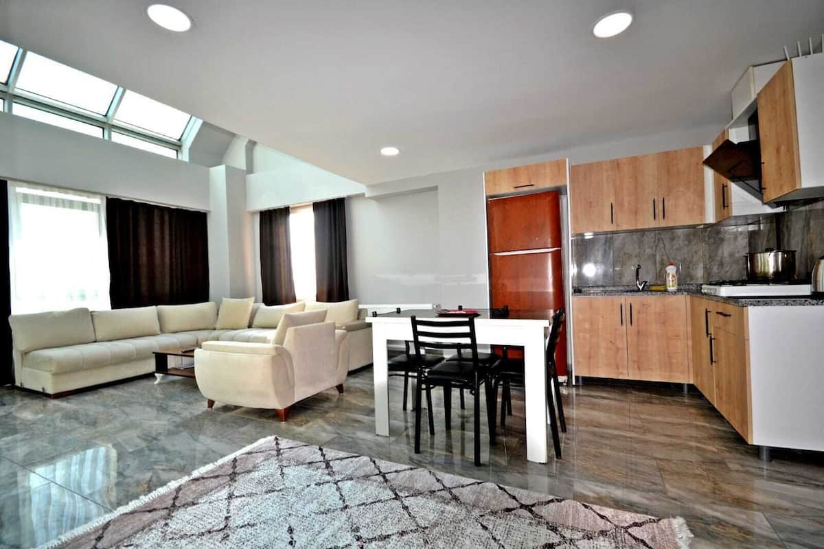 City-Apartment | Wohnbereich | 32-Zoll-Smart-TV mit Satellitenempfang, Fernseher, Netflix