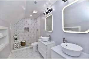 Badewanne, Haartrockner, Handtücher, Seife