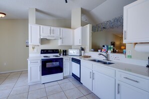 Fridge, microwave, stovetop, dishwasher - Bright Titusville Retreat w/ Lanai - WFH Friendly! (Titusville)